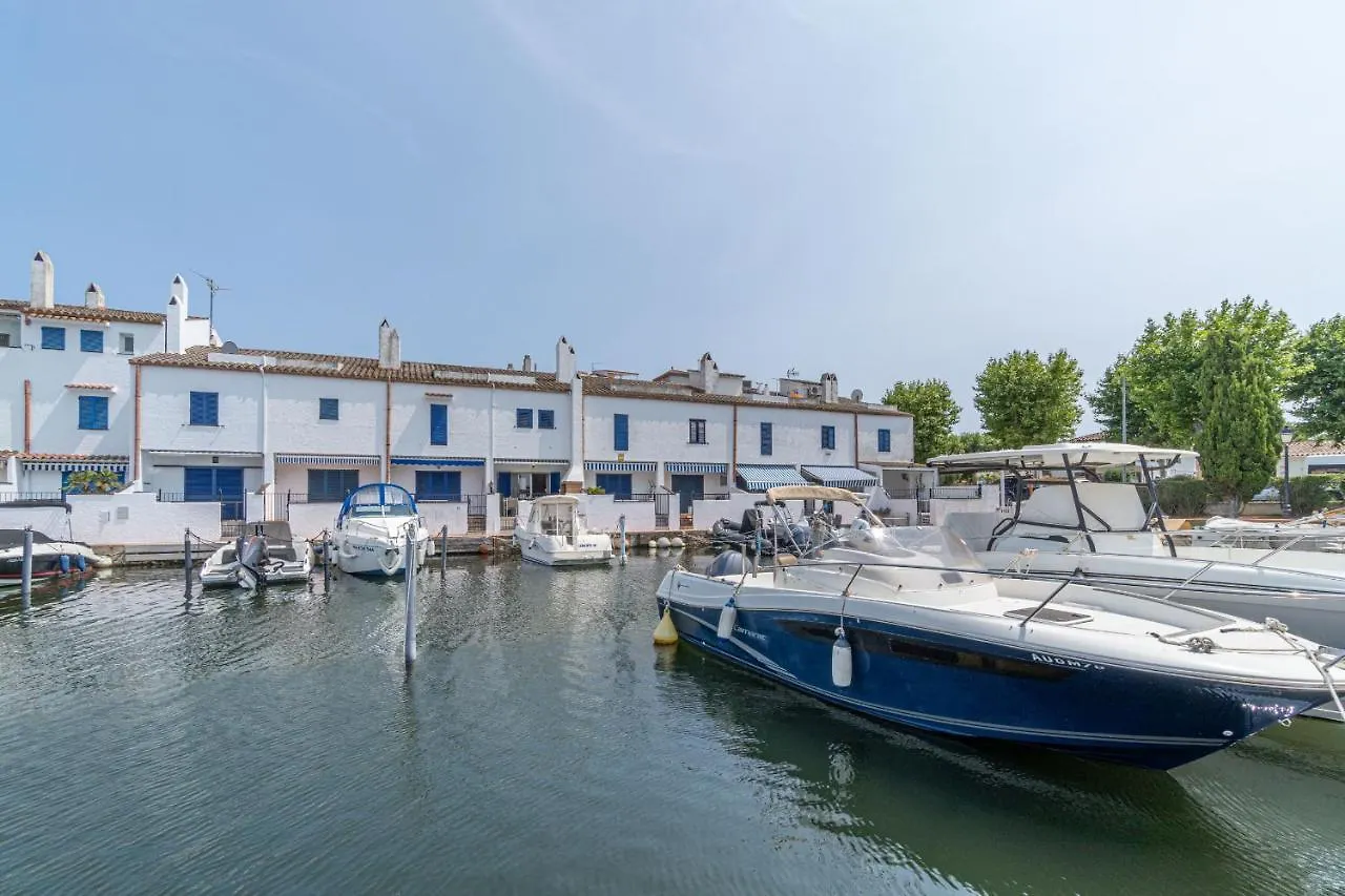 Holiday home 395-Casa Canal 4 Dormitorios Empuriabrava